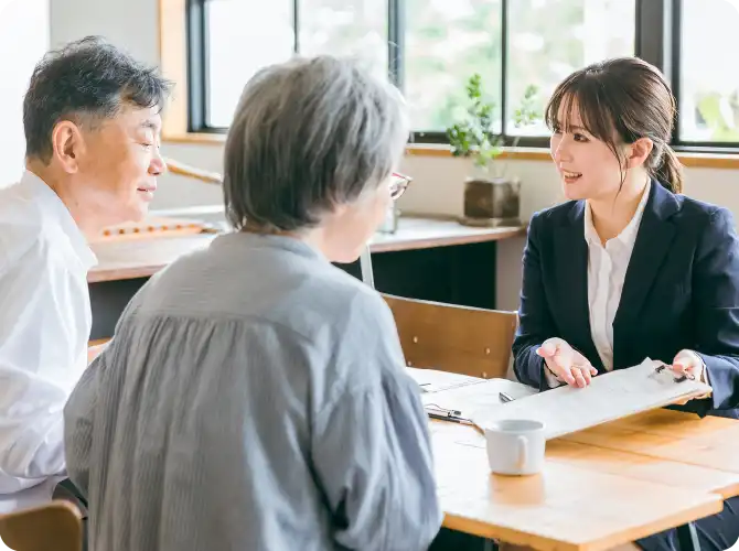 住まいについて相談する夫婦の写真