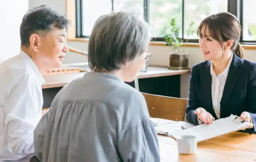 住まいについて相談する夫婦の写真